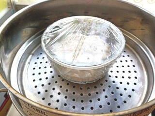 12、补钙鲜嫩虾糕,上锅蒸,上汽蒸10分钟