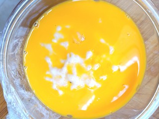13、补钙鲜嫩虾糕,剩的蛋黄打成蛋液,倒入虾糕上,在蒸两分钟