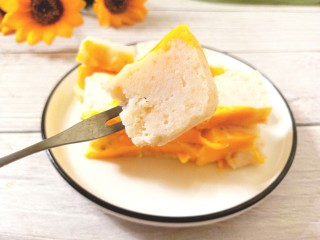 15、补钙鲜嫩虾糕,控出,切块,就可以吃了