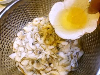 3、清蒸鲜味蛏子,倒入啤酒