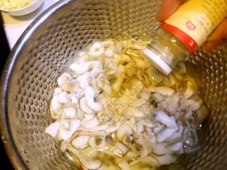 4、清蒸鲜味蛏子,撒入少许白胡椒粉