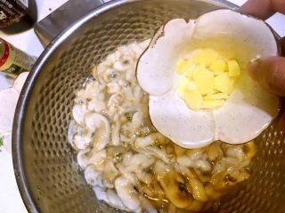 5、清蒸鲜味蛏子,放入姜片，抓匀后腌制片刻