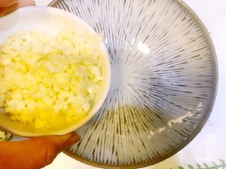 6、清蒸鲜味蛏子,蒜末放入容器中