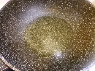 10、清蒸鲜味蛏子,锅中倒入少许色拉油，烧热后