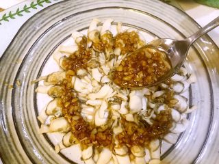 14、清蒸鲜味蛏子,浇上步骤11最好的蒜蓉汁