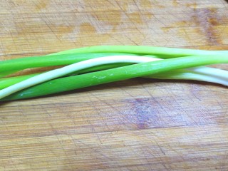 4、雪碧凉面,香葱摘好洗净