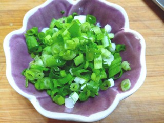 5、雪碧凉面,切碎备用