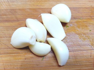 6、雪碧凉面,蒜剥好洗净