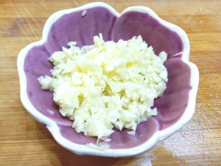 7、雪碧凉面,切碎备用