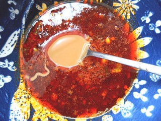 13、雪碧凉面,加入生抽，醋，老干妈，雪碧，芝麻酱，盐，味精搅拌均匀。