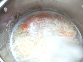 16、雪碧凉面,下入胡萝卜丝，煮好捞出