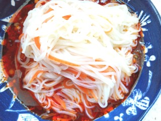 18、雪碧凉面,捞出放入料碗中