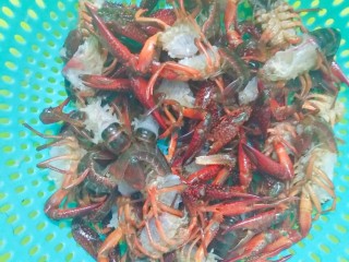 1、麻辣小龙虾,小龙虾用新牙刷刷干净，去掉头，揪住小龙虾尾部最中间的鳞片，扭断抽出虾线