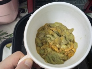 2、麻辣小龙虾,将虾头里面的虾黄分离出来，小龙虾背部的绒毛要剔除干净，细菌和寄生虫大都在绒毛里。