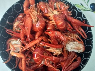 3、麻辣小龙虾,油温7成热放入小龙虾，炸3到4分钟，虾肉收紧，小龙虾变红，控油出锅。