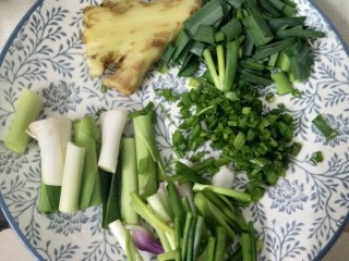 4、麻辣小龙虾,锅内留底油，依次放入姜、葱、蒜炸出葱油，将葱姜蒜捞出扔掉，放入小龙虾底料半包，中火炒1分钟，加入虾黄翻炒