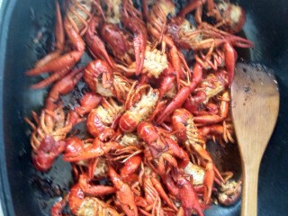 5、麻辣小龙虾,放入小龙虾翻炒2到3分钟，使得小龙虾均匀裹上底料，加入500ml啤酒，大火烧开，中火煮20到30分钟收汁即可