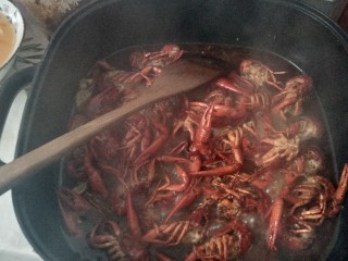 6、麻辣小龙虾,加啤酒煮小龙虾，去腥增鲜，期间可以放一点点盐。