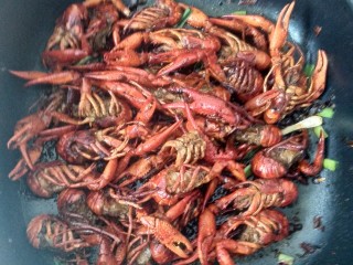 7、麻辣小龙虾,出锅装盘，好吃得停不下来，味道十足，手指上的油汁都吸干净