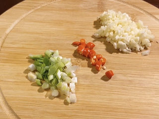 1、荷包蛋焖面,先来准备一下材料，葱蒜提香，小米辣增味，小九喜欢吃辣，不喜欢吃辣的小伙伴可以不放辣椒。