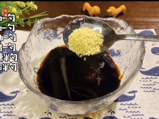 2、荷包蛋焖面,再来提前调一个料汁，需要调料都备注了，我就不再写一遍了。记得一定不能再放盐了，酱油和蚝油都是咸的。