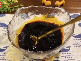 3、荷包蛋焖面,把料汁搅和匀了备用