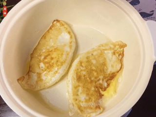 5、荷包蛋焖面,煎荷包蛋就不需要什么技巧了，煎到一面金黄再小心翻个面再煎，煎至两面金黄就可以了。喜欢溏心的就少煎一会，因为疫情，咱在家不敢吃半生的，怕被骂，哈哈哈。