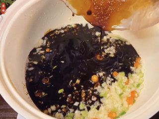 8、荷包蛋焖面,倒入前面调制好的料汁