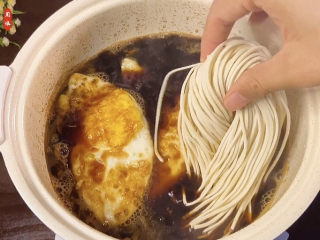 11、荷包蛋焖面,再下去面条，我建议要买这种湿面比较好，做成焖面比较有韧性。干面不太适合焖，一是太容易吸水，二是煮了很容易烂掉，吃着影响心情。