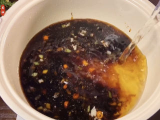 9、荷包蛋焖面,然后加水，加水的量看你煮的面的多少来加，不过最好稍微多放一点点，不然焖着焖着就很容易变成干拌面了。