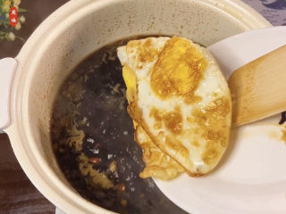 10、荷包蛋焖面,水开以后下去荷包蛋