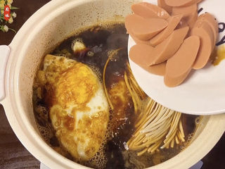 12、荷包蛋焖面,我还给自己加了一根香肠，自己做吃的一个好处就是想吃什么就加什么。