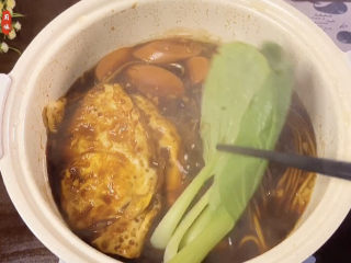 14、荷包蛋焖面,面煮的差不多熟了，来几片青菜，说要综合营养太官方，其实就是点缀一下，颜色更好看，嘻嘻嘻。