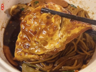 16、荷包蛋焖面,荷包蛋吸满了汤汁，不像单荷包蛋那样干，咬一口蛋黄，吃一口面，真满足。