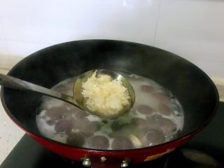 3、醪糟黑芝麻汤圆,煮至再次开，加入醪糟，加入枸杞，煮三分钟，其间注意搅拌不要糊锅底，美味的醪糟黑芝麻汤圆就好了。