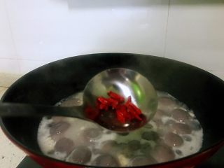 4、醪糟黑芝麻汤圆,加入枸杞，煮三分钟，其间注意搅拌不要糊锅底，美味的醪糟黑芝麻汤圆就好了。