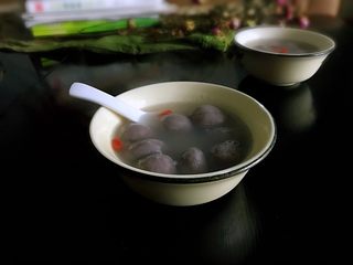 5、醪糟黑芝麻汤圆,我今天这个量是三人份的，煮多或者煮少看家里人的多少来确定，是很灵活的，自己随时掌握随便变动就行了。