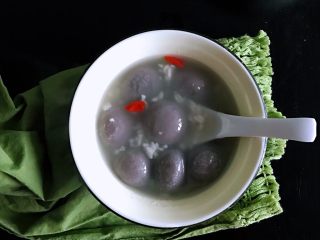 6、醪糟黑芝麻汤圆,煮熟后不需要额外添加糖了，无论是冰糖、白砂糖还是红糖，馅中本来就有糖，口感是能接受的，《中国居民膳食指南》推荐摄入添加糖每天不超过50克，最好控制在25克以下，尤其是孩子喜欢吃各种各样的零食，糖很容易超量的。