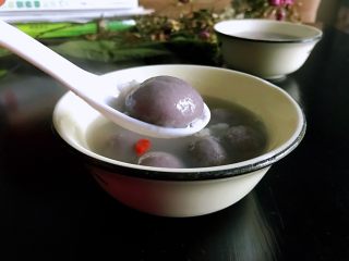 7、醪糟黑芝麻汤圆,成品。