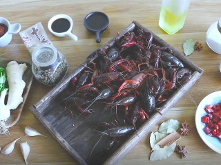 1、麻辣小龙虾,将所有食材先准备好