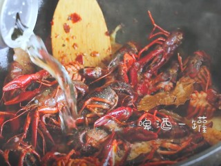 9、麻辣小龙虾,放小龙虾，炒红后倒入一罐啤酒