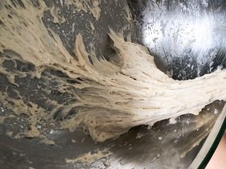 2、南瓜椰蓉面包,发酵好的酵头充满细小的气孔