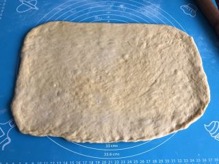 8、南瓜椰蓉面包,取一份擀成长方形薄片