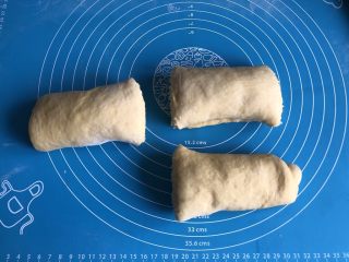 11、南瓜椰蓉面包,平均切成三分