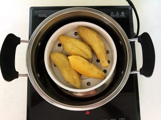 6、美味小零食   无油版红薯椰香小方,红薯蒸熟了