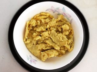 8、美味小零食   无油版红薯椰香小方,把红薯压成泥