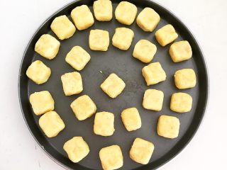 13、美味小零食   无油版红薯椰香小方,再把红薯球用手调整成1.5㎝厚的小方块，做成红薯饼坯