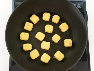 14、美味小零食   无油版红薯椰香小方,炒锅烧至5分热加入红薯饼坯，全程小火烙制