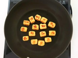 16、美味小零食   无油版红薯椰香小方,红薯椰蓉小方烙好了