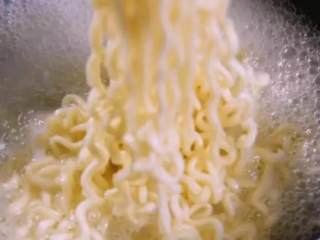 1、深夜食堂：火鸡面的正确打开方式！,水沸下面饼煮3分钟
